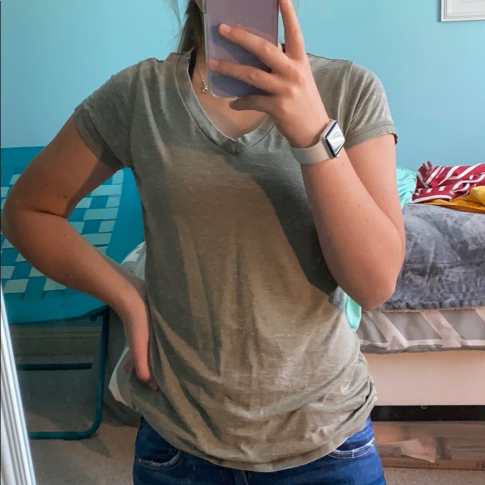 BASIC ARMY GREEN VNECK